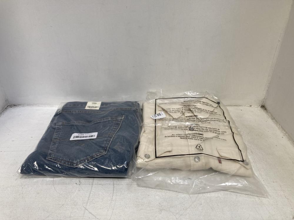 Lot 221  
            Chesterfield SR46 - Parcel Delivery Only 

                
LEVIS BARSTOW WESTERN BUTTON-UP SHIRT IN BEIGE - UK SIZE L TO INCLUDE LEVIS 501 O...