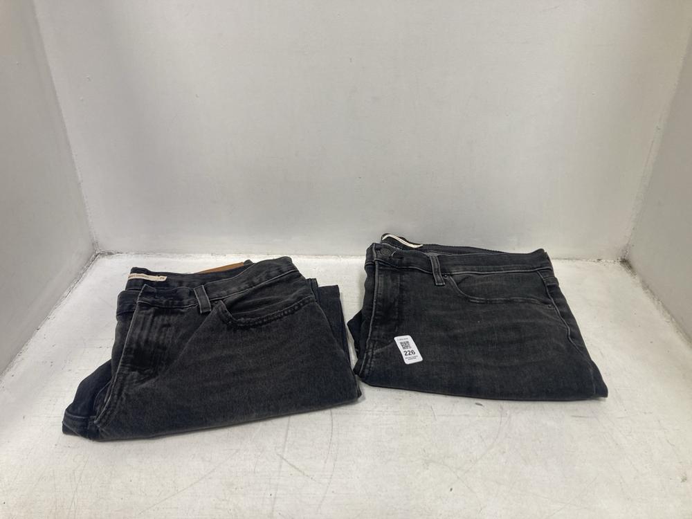 Lot 226  
            Chesterfield SR46 - Parcel Delivery Only 

                
LEVIS MIDDY STRAIGHT JEANS IN WASHED BLACK - UK SIZE 29 X 29 TO INCLUDE LEVI'S 31...