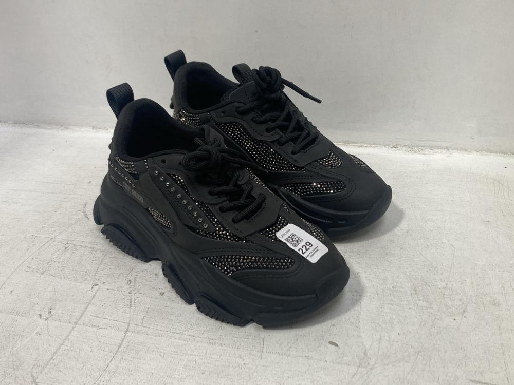Lot 229  
            Chesterfield SR46 - Parcel Delivery Only 

                
STEVE MADDEN LACE-UP SEQUENCE SNEAKERS IN BLACK - UK SIZE 7.5 (LOCATION: F4)