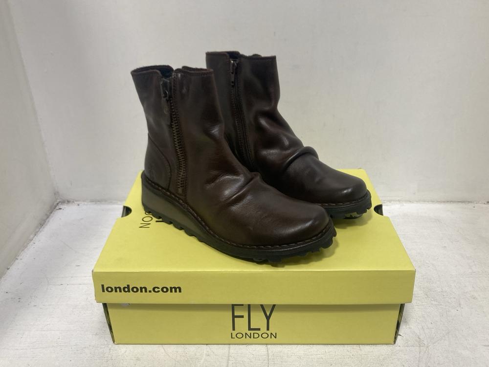 Lot 233  
            Chesterfield SR46 - Parcel Delivery Only 

                
FLY LONDON MON944FLY RUG BOOTS IN DARK BROWN - UK SIZE 5 (LOCATION: F4)
