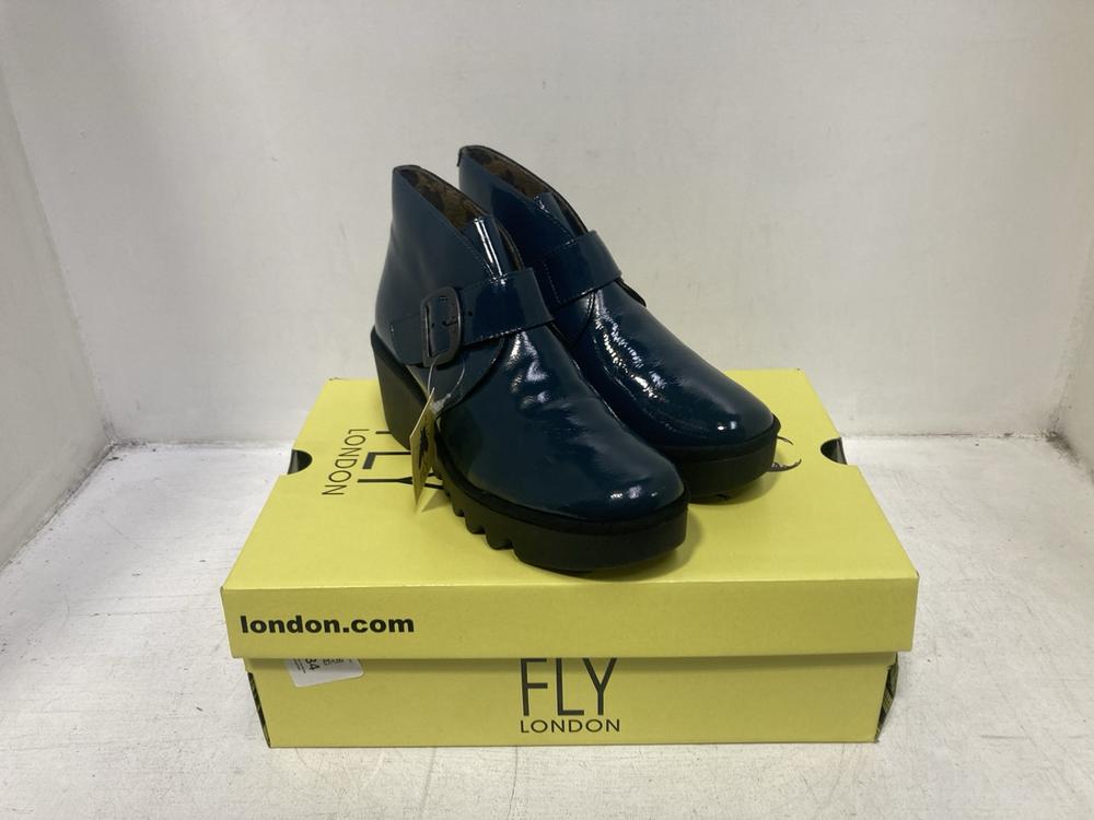 Lot 234  
            Chesterfield SR46 - Parcel Delivery Only 

                
FLY LONDON BRT397FLY WEDGE SHOES IN NAVY - UK SIZE 4 (LOCATION: F4)