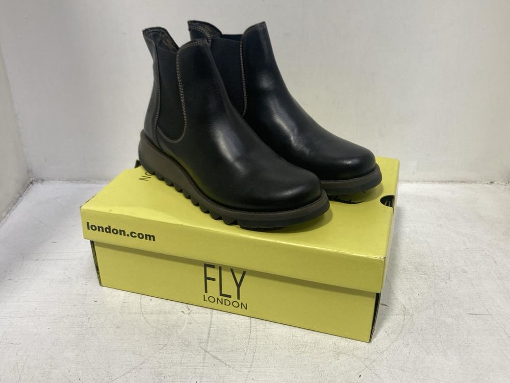 Lot 237  
            Chesterfield SR46 - Parcel Delivery Only 

                
FLY LONDON SALV RUG ANKLE BOOTS IN BLACK - UK SIZE 8 (LOCATION: F4)