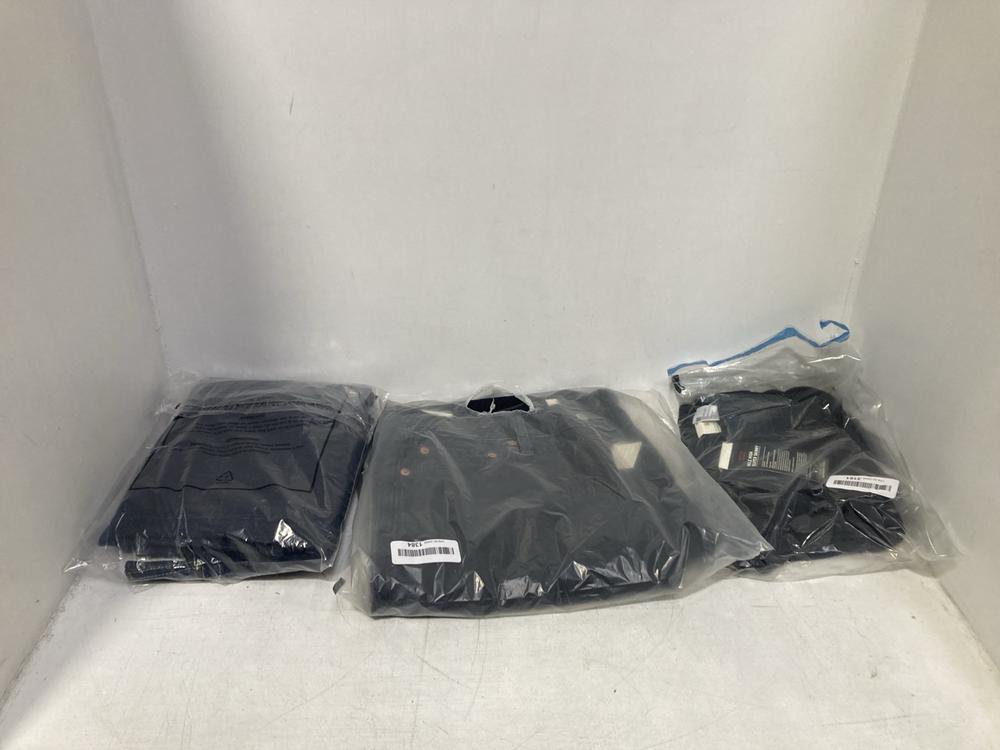 Lot 239  
            Chesterfield SR46 - Parcel Delivery Only 

                
3 X ASSORTED LEVIS JEANS TO INCLUDE LEVIS 502 TAPER JEANS IN DARK BLUE - UK SIZE ...