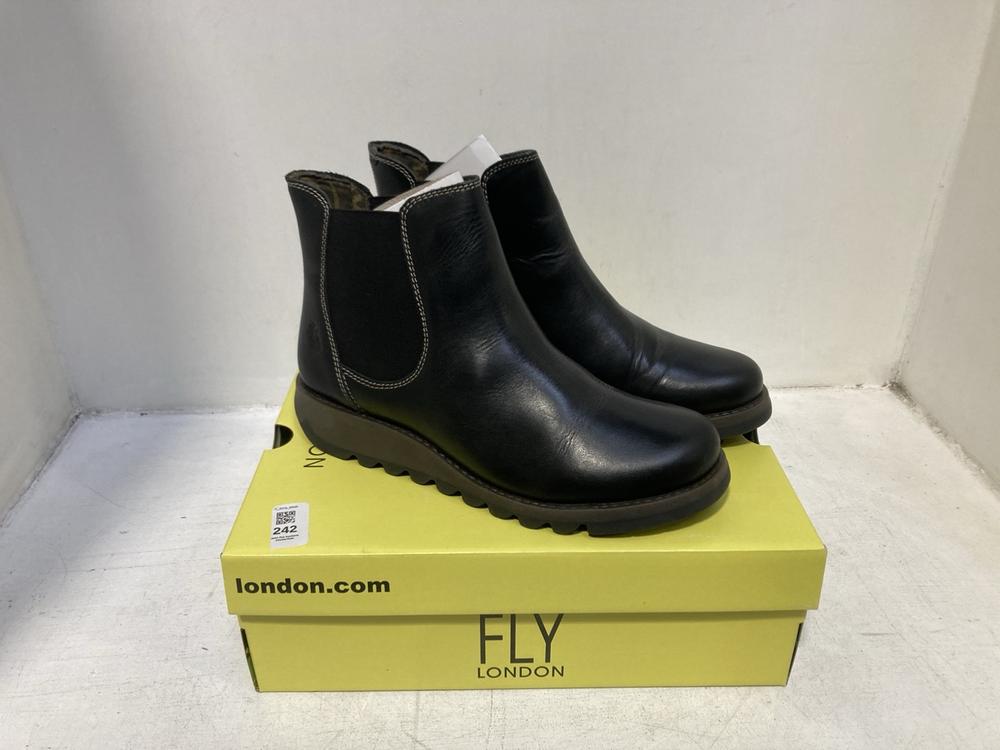 Lot 242  
            Chesterfield SR46 - Parcel Delivery Only 

                
FLY LONDON SALV RUG BOOTS IN BLACK - UK SIZE 8 (LOCATION: F4)