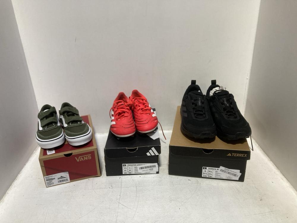 Lot 253  
            Chesterfield SR46 - Parcel Delivery Only 

                
3 X ASSORTED KIDS SHOES TO INCLUDE VANS OFF THE WALL BROOKLYN LS V SNEAKERS IN BL...