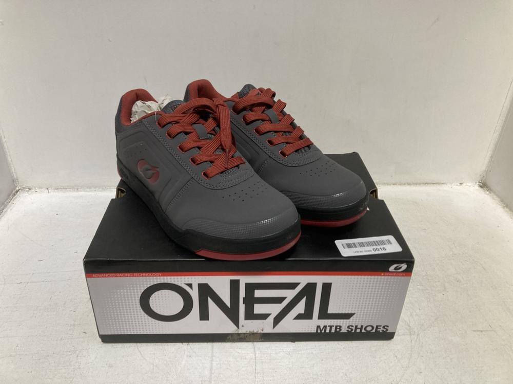 Lot 254  
            Chesterfield SR46 - Parcel Delivery Only 

                
O'NEAL PINNED FLAT PEDAL SHOES IN GREY & RED - UK SIZE 8 (LOCATION: F4)
