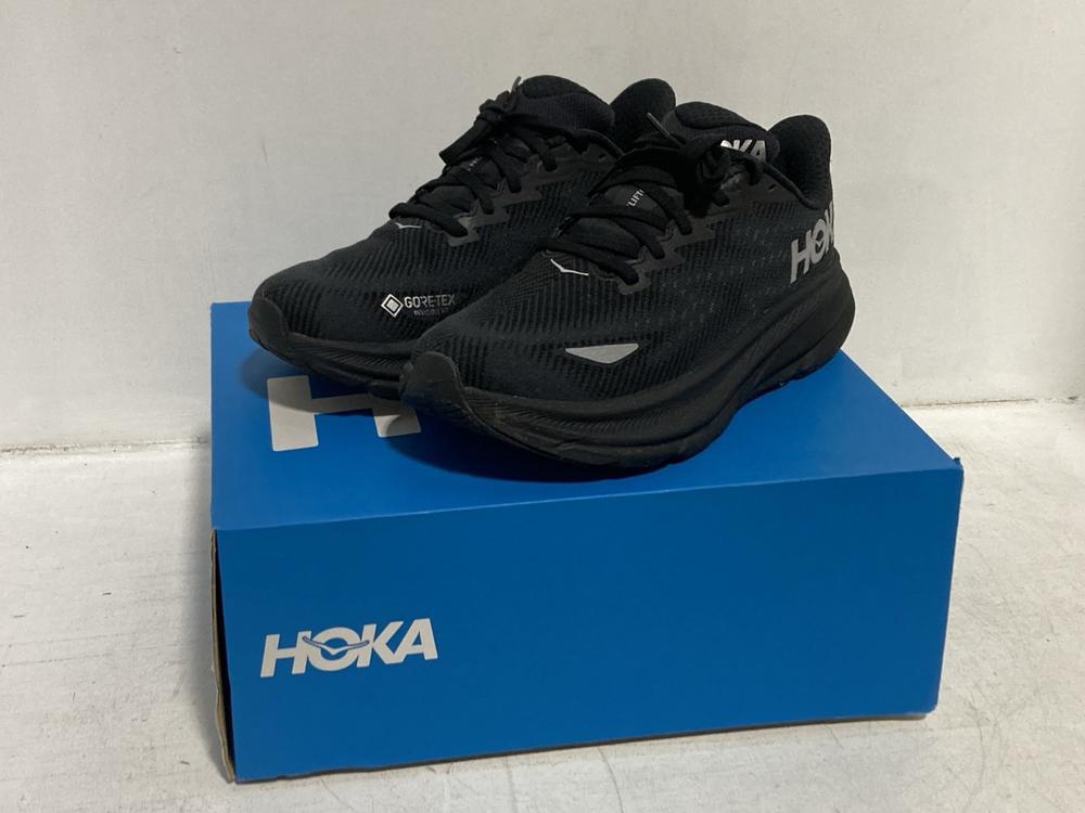 Lot 260  
            Chesterfield SR46 - Parcel Delivery Only 

                
HOKA W CLIFTON 9 GTX TRAINERS IN BLACK - UK SIZE 7 - ORIGINAL RRP £150 (LOCATION:...