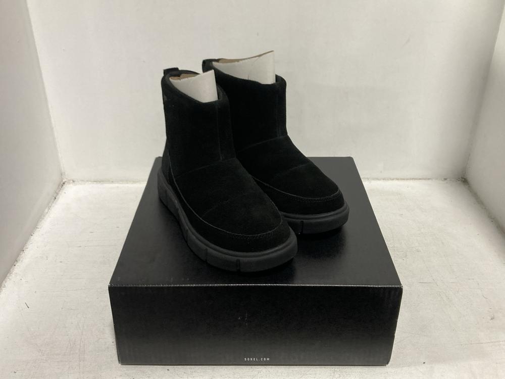 Lot 272  
            Chesterfield SR46 - Parcel Delivery Only 

                
SOREL EXPLORER III SLIP-ON WP BOOTS IN BLACK - UK SIZE 7.5 - ORIGINAL RRP £129 (L...