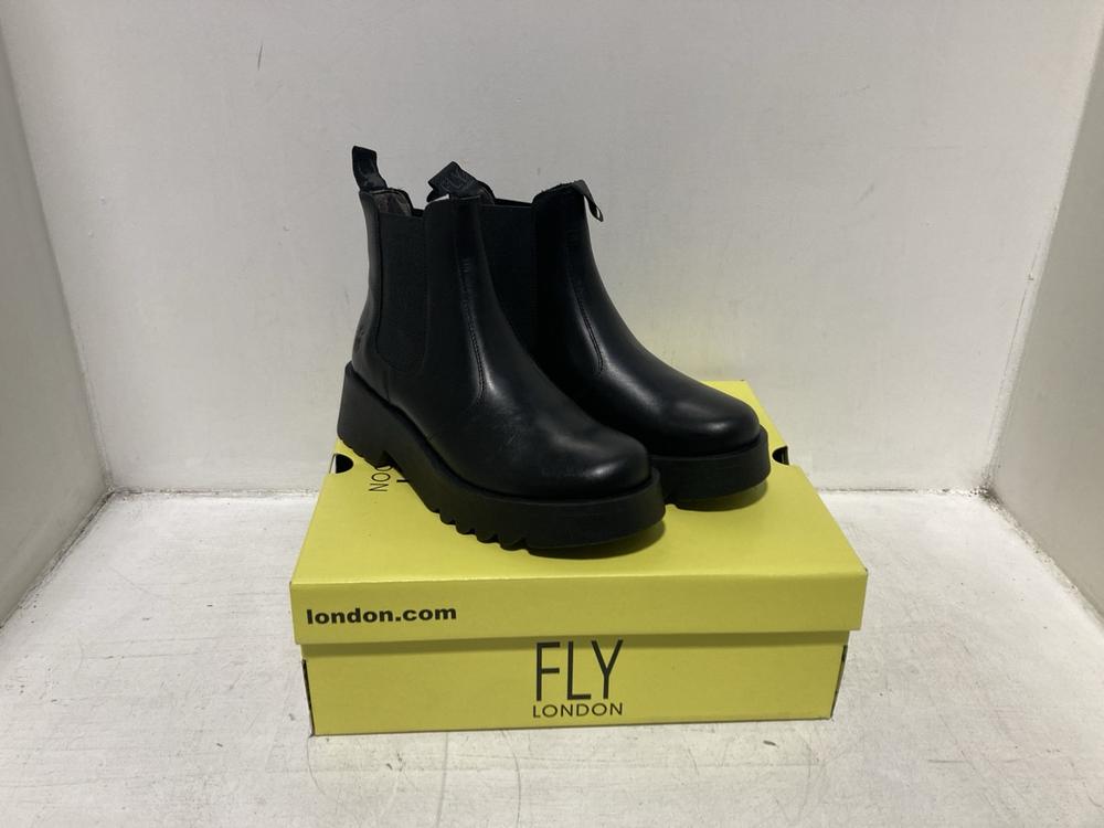 Lot 287  
            Chesterfield SR46 - Parcel Delivery Only 

                
FLY LONDON MEDI 789 RUG ANKLE BOOTS IN BLACK - UK SIZE 6 (LOCATION: F5)