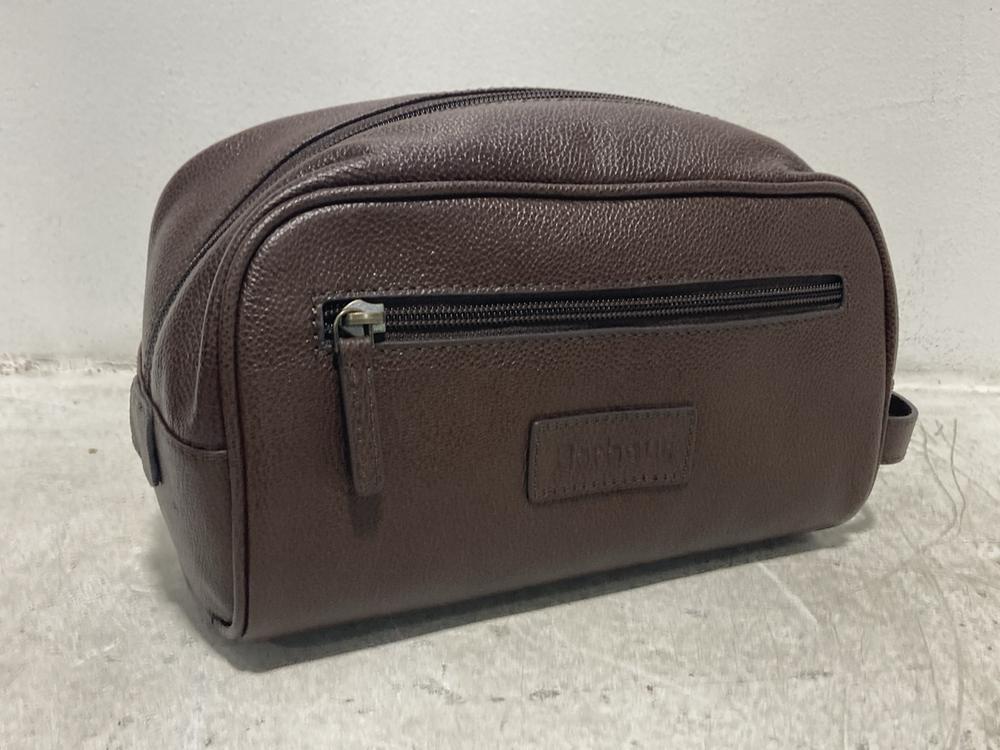 Lot 28  
            Chesterfield SR46 - Parcel Delivery Only 

                
BARBOUR LEATHER WASH BAG IN DARK BROWN - ONESIZE (LOCATION: A1)