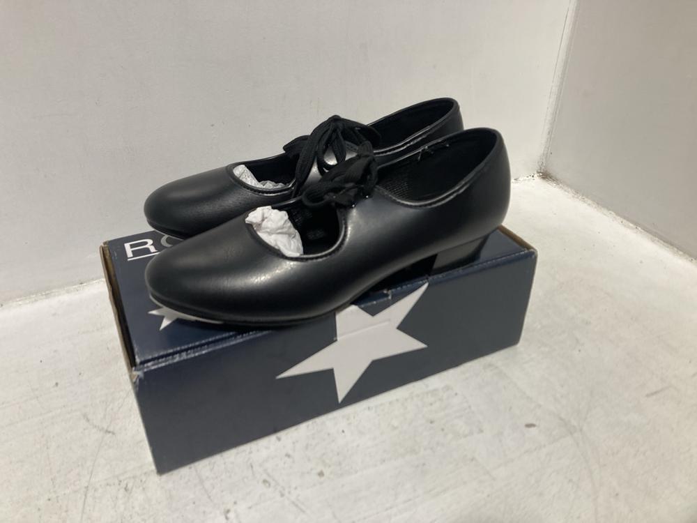 Lot 290  
            Chesterfield SR46 - Parcel Delivery Only 

                
ROCH VALLEY LHPB5.5L DANCE SHOES IN BLACK - UK SIZE 5.5 (LOCATION: F5)