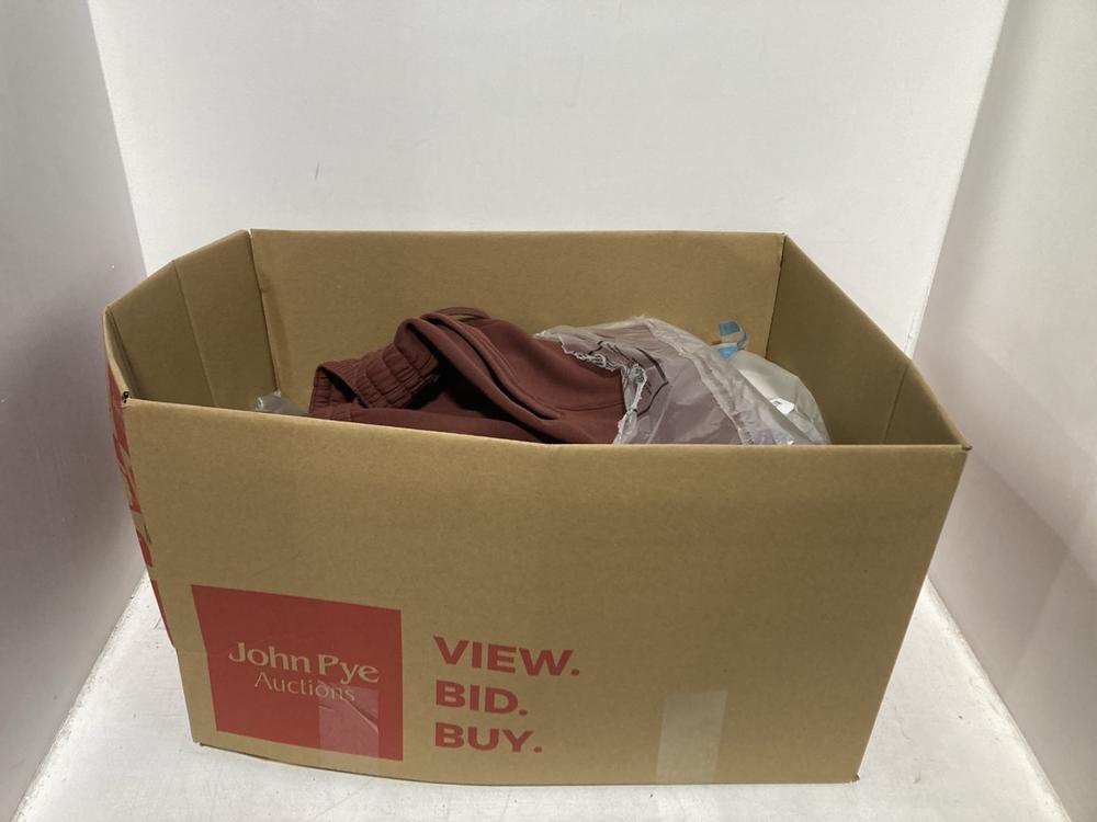 Lot 293  
            Chesterfield SR46 - Parcel Delivery Only 

                
QTY OF ASSORTED ADULTS BRANDED CLOTHING TO INCLUDE CHAMPION LOGGERS IN BURGUNDY -...