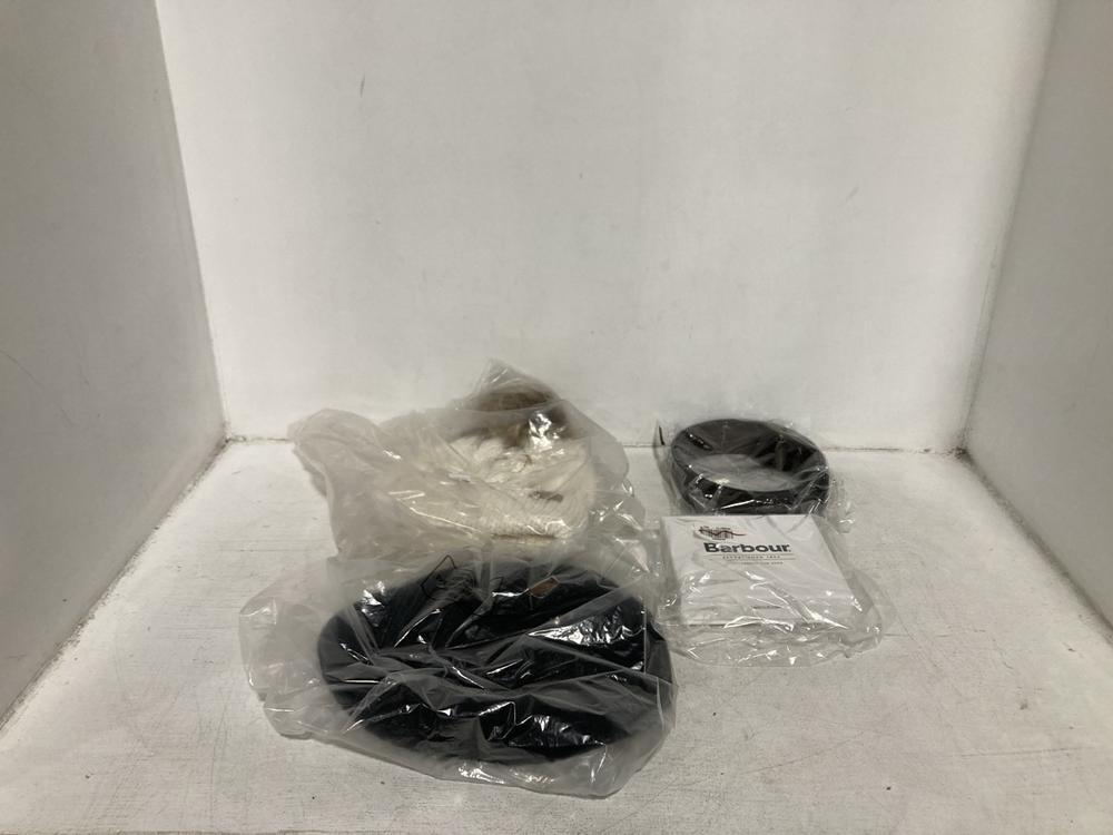 Lot 2  
            Chesterfield SR46 - Parcel Delivery Only 

                
4 X ASSORTED ADULTS BARBOUR CLOTHING TO INCLUDE BARBOUR PENSHAW BEANIE IN CLOUD -...