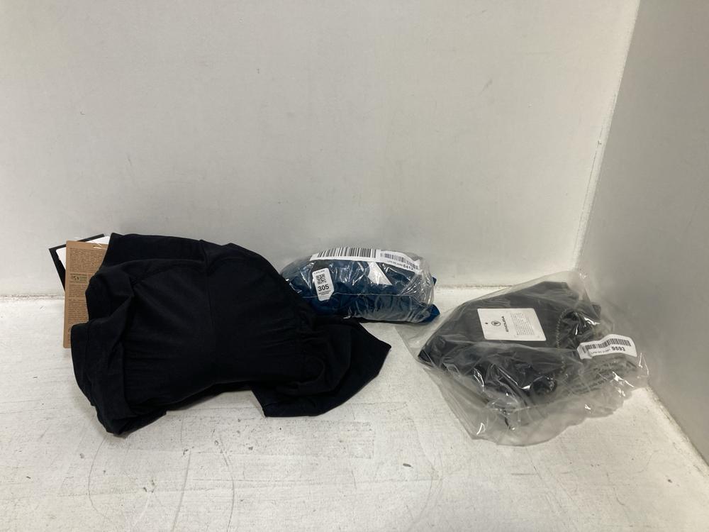 Lot 305  
            Chesterfield SR46 - Parcel Delivery Only 

                
3 X ASSORTED SPORTS CLOTHING TO INCLUDE SPEEDO ENDURANCE ZIPPER RACERBACK SWIMSUI...