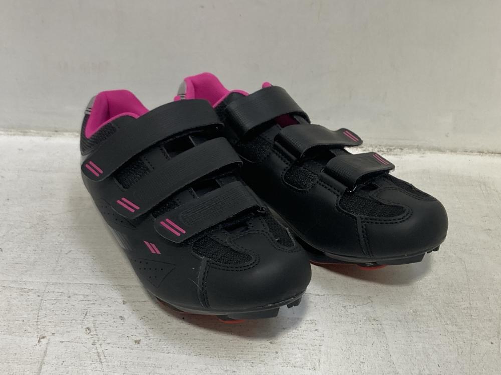 Lot 310  
            Chesterfield SR46 - Parcel Delivery Only 

                
TOMMASO PISTA 100 WOMEN'S INDOOR CYCLING SHOES IN BLACK & PINK - UK SIZE 6 (LOCAT...