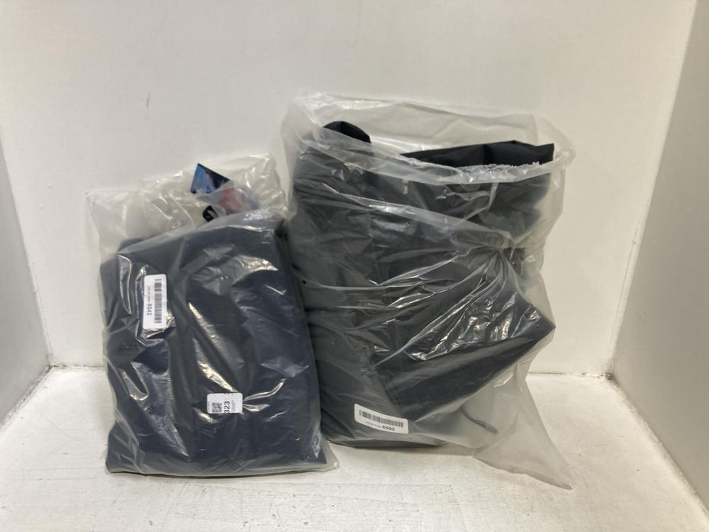 Lot 323  
            Chesterfield SR46 - Parcel Delivery Only 

                
HELLY HANSEN W MOSS RAIN COAT IN NAVY - UK SIZE M TO INCLUDE HELLY HANSEN LONG QU...