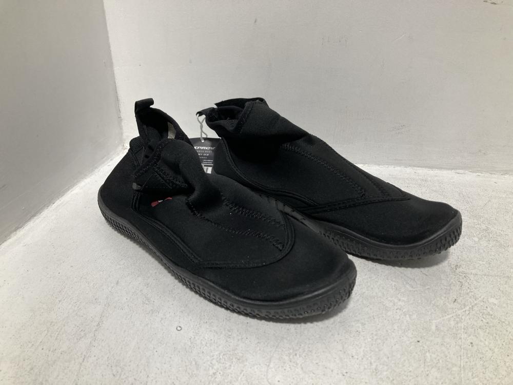 Lot 340  
            Chesterfield SR46 - Parcel Delivery Only 

                
OSPREY OSX WET SHOES IN BLACK - UK SIZE 5 TO INCLUDE OSPREY ULTRALIGHT STUFF PACK...