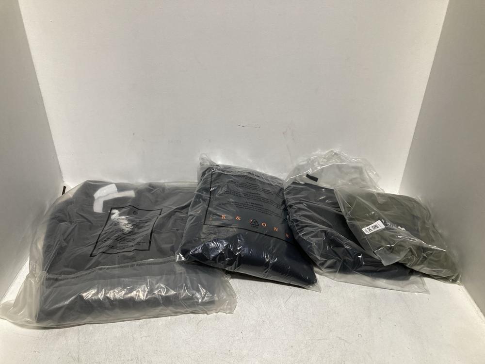 Lot 343  
            Chesterfield SR46 - Parcel Delivery Only 

                
4 X ASSORTED ADULTS BRANDED CLOTHING TO INCLUDE UNDER ARMOUR MEN'S SHIRT IN KHAKI...