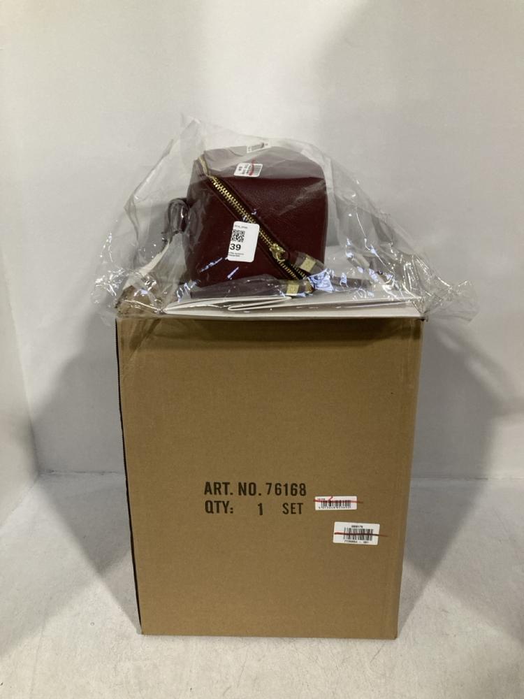 Lot 39  
            Chesterfield SR46 - Parcel Delivery Only 

                
KATIE LOXTON WASH BAG IN BURGUNDY TO INCLUDE STACKERS VELVET JEWELLERY BOX SET IN...