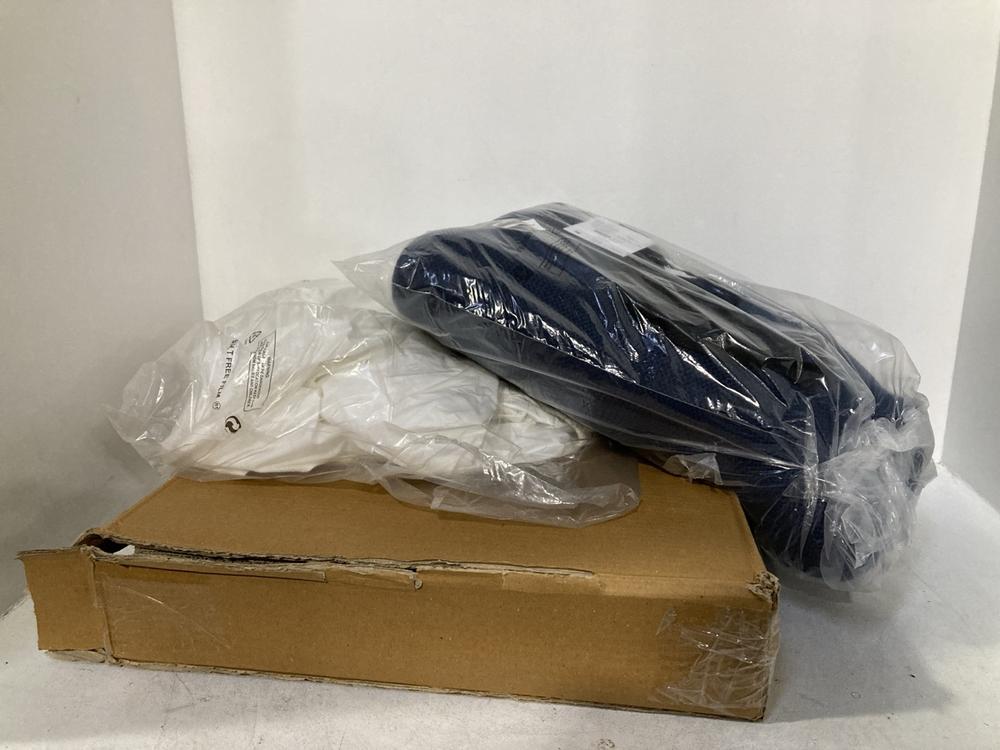 Lot 46  
            Chesterfield SR46 - Parcel Delivery Only 

                
3 X ASSORTED HOME ITEMS TO INCLUDE RYE KNIT THROW IN NAVY ( 150 X 200CM ) (LOCATI...