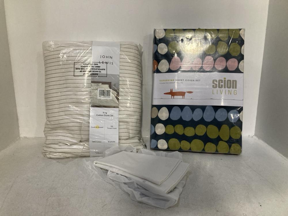 Lot 47  
            Chesterfield SR46 - Parcel Delivery Only 

                
3 X ASSORTED BEDDING ITEMS TO INCLUDE SUPER KING DUVET COVER SET IN NAVY & GREEN ...