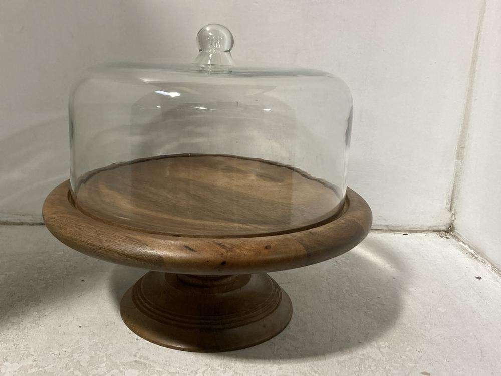 Lot 490  
            Chesterfield SR46 - Parcel Delivery Only 

                
LARGE CIRCULAR GLASS CAKE DISH (LOCATION: D2)