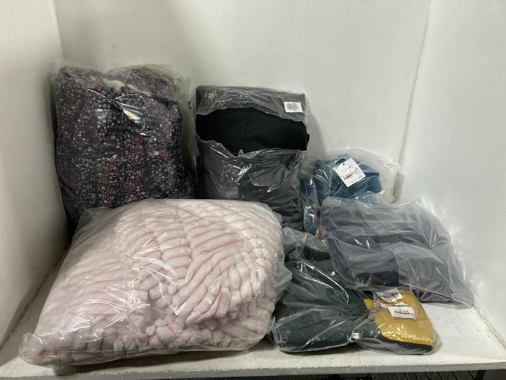 Lot 495  
            Chesterfield SR46 - Parcel Delivery Only 

                
QTY OF ASSORTED KIDS CLOTHING TO INCLUDE LONG PADDED COAT IN BLACK - UK SIZE 4 YE...