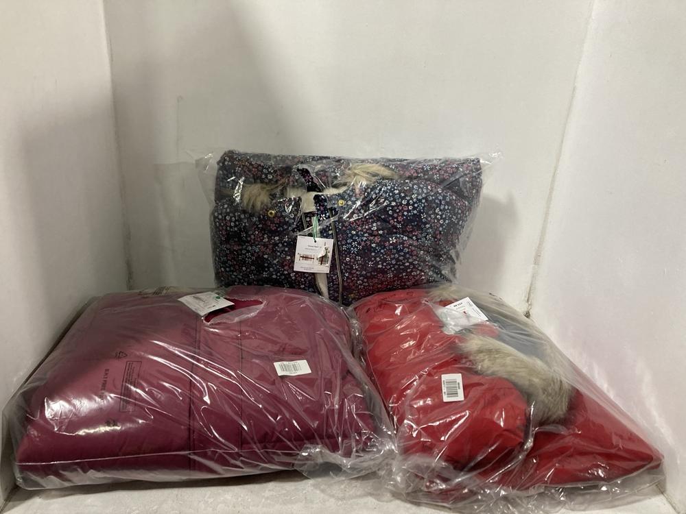 Lot 496  
            Chesterfield SR46 - Parcel Delivery Only 

                
3 X ASSORTED KIDS COATS TO INCLUDE FLORAL PRINT HOODED KIDS COAT IN PURPLE - UK S...