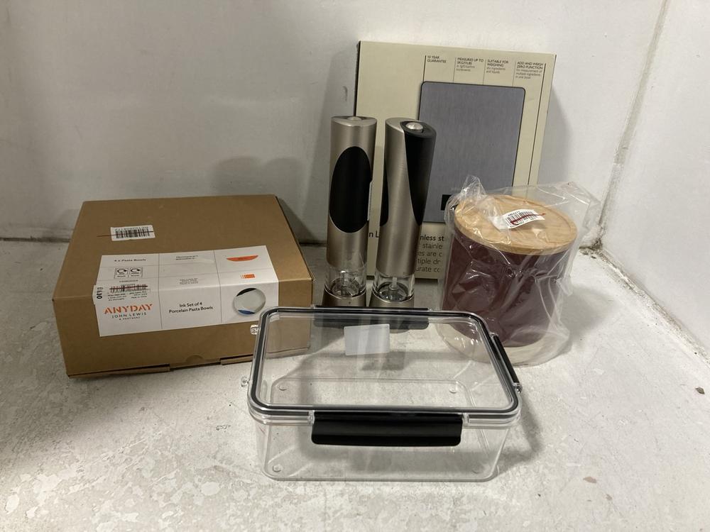 Lot 497  
            Chesterfield SR46 - Parcel Delivery Only 

                
QTY OF ASSORTED KITCHEN ITEMS TO INCLUDE STAINLESS STEEL ELECTRONIC SCALES (LOCAT...