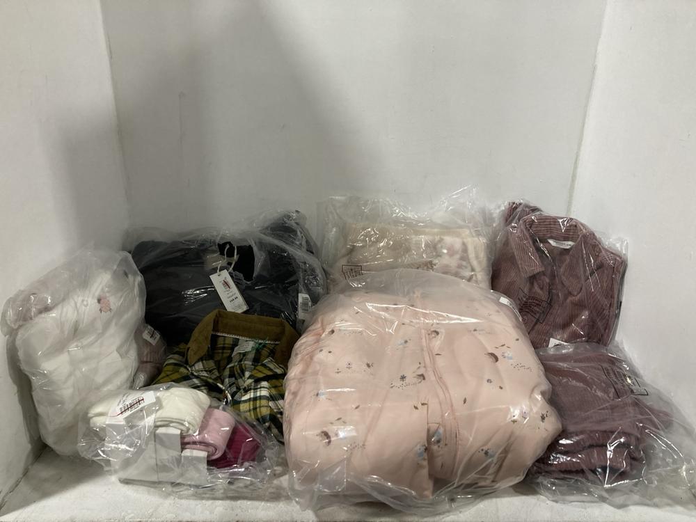 Lot 502  
            Chesterfield SR46 - Parcel Delivery Only 

                
QTY OF ASSORTED KIDS CLOTHING TO INCLUDE WOOL COAT IN NAVY - UK SIZE 5 YEARS (LOC...