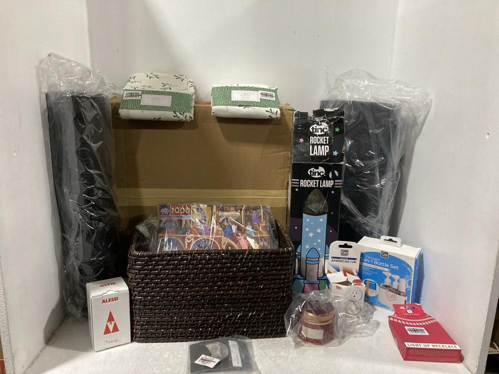 Lot 507  
            Chesterfield SR46 - Parcel Delivery Only 

                
QTY OF ASSORTED HOUSEHOLD ITEMS TO INCLUDE MISTLETOE TABLE RUNNER IN CREAM & GREE...