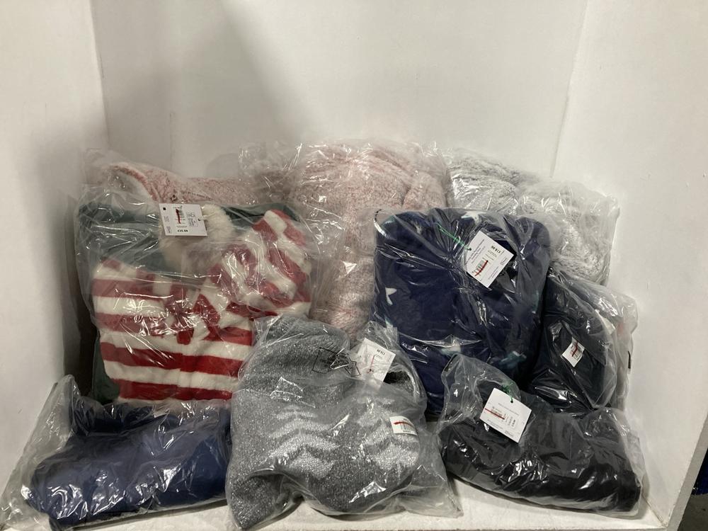 Lot 513  
            Chesterfield SR46 - Parcel Delivery Only 

                
QTY OF ASSORTED KIDS CLOTHING TO INCLUDE STAR ROBE IN BLUE - UK SIZE 9-10 YEARS (...