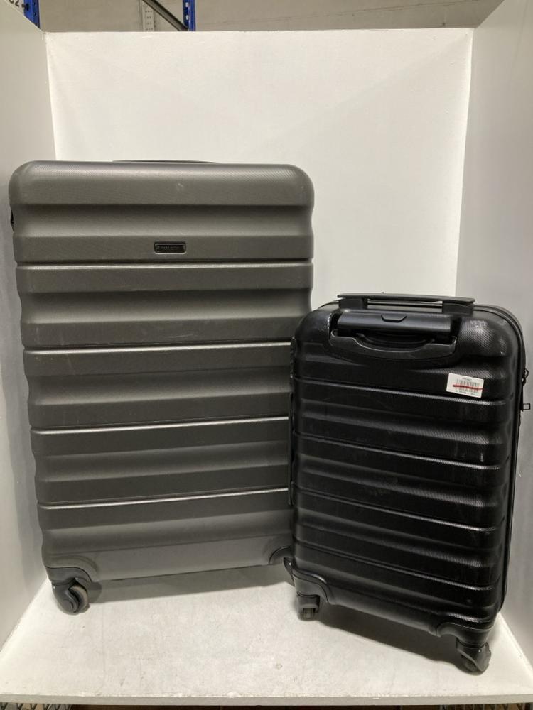 Lot 530  
            Chesterfield SR46 - Parcel Delivery Only 

                
SMALL HARDSHELL SPINNER SUITCASE IN BLACK TO INCLUDE LARGE HARD SHELL SPINNER SUI...