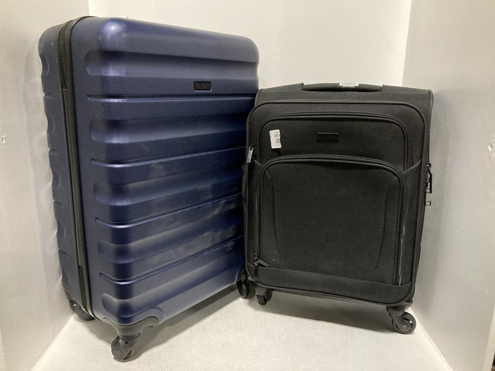 Lot 532  
            Chesterfield SR46 - Parcel Delivery Only 

                
MEDIUM HARD SHELL SPINNER SUITCASE IN BLUE TO INCLUDE MEDIUM 2-WHEEL FABRIC SUITC...