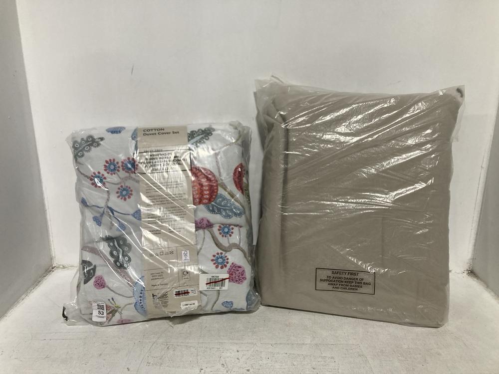 Lot 53  
            Chesterfield SR46 - Parcel Delivery Only 

                
COTTON KING SIZE DUVET COVER SET IN MULTICOLOUR ( 225 X 220 CM ) TO INCLUDE COTTO...