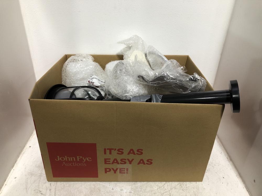 Lot 560  
            Chesterfield SR46 - Parcel Delivery Only 

                
QTY OF ASSORTED KITCHEN ITEMS TO INCLUDE FRENCHIE RIBBED GLASS DISH (LOCATION: D4)