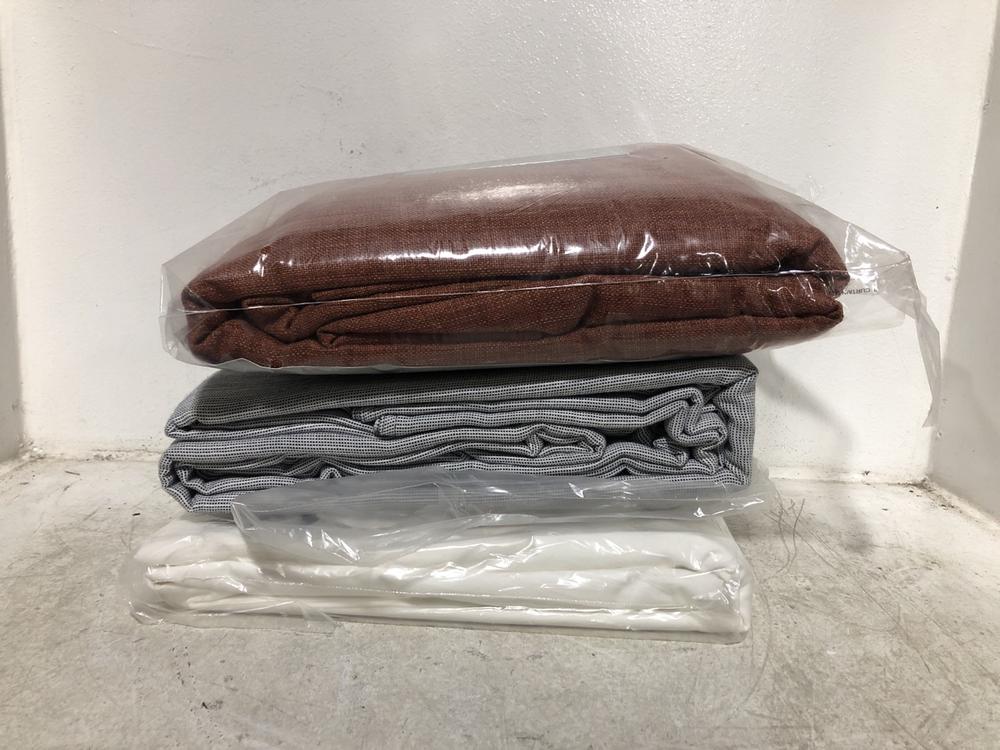 Lot 566  
            Chesterfield SR46 - Parcel Delivery Only 

                
3 X ASSORTED BEDDING ITEMS TO INCLUDE COTTON DUVET COVER IN NAVY & WHITE - KING S...