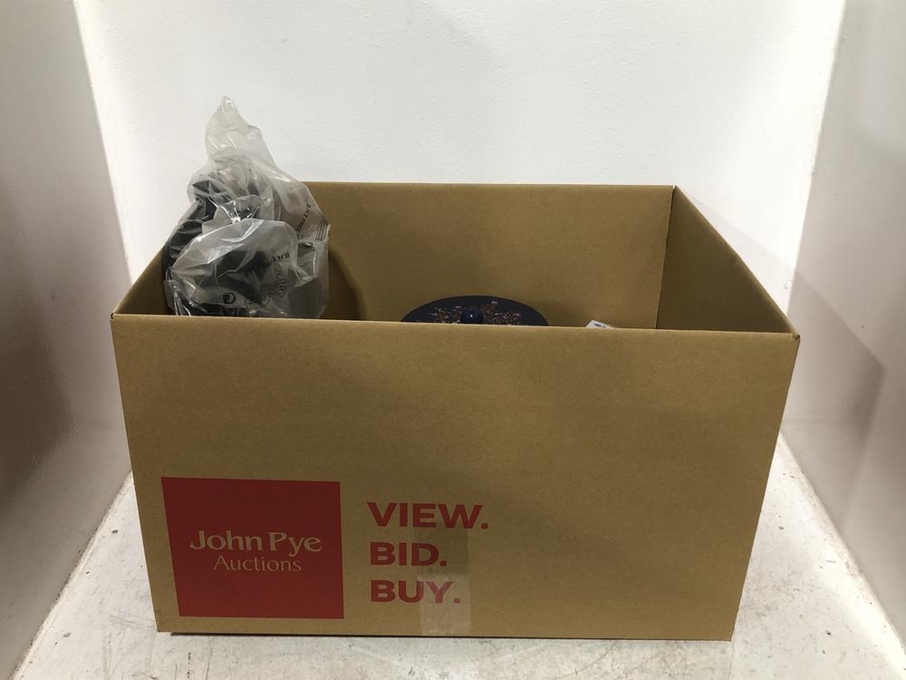 Lot 574  
            Chesterfield SR46 - Parcel Delivery Only 

                
QTY OF ASSORTED KITCHEN ITEMS TO INCLUDE OXO VEGETABLE CHOPPER WITH EASY POUR OPE...