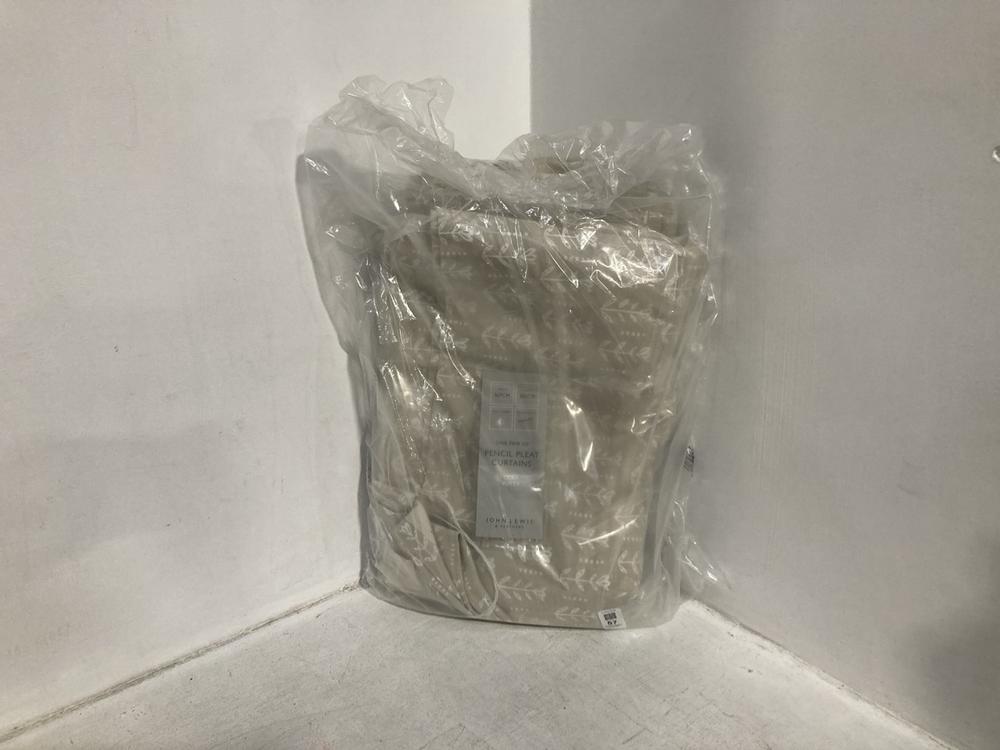 Lot 57  
            Chesterfield SR46 - Parcel Delivery Only 

                
PENCIL PLEAT CORA PUTTY CURTAINS IN BEIGE ( 167 X 182CM ) (LOCATION: A2)