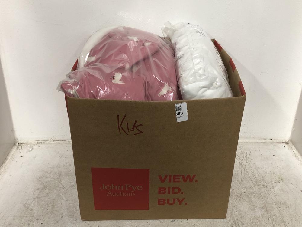 Lot 583  
            Chesterfield SR46 - Parcel Delivery Only 

                
QTY OF ASSORTED KIDS CLOTHING TO INCLUDE LONG-SLEEVE SLEEP SUIT IN WHITE - 7-PACK...