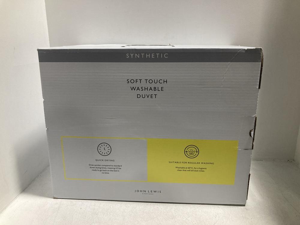 Lot 586  
            Chesterfield SR46 - Parcel Delivery Only 

                
SYNTHETIC SOFT TOUCH WASHABLE 4.5 + 9 TOG SINGLE DUVET ( 135 X 200CM ) (LOCATION:...