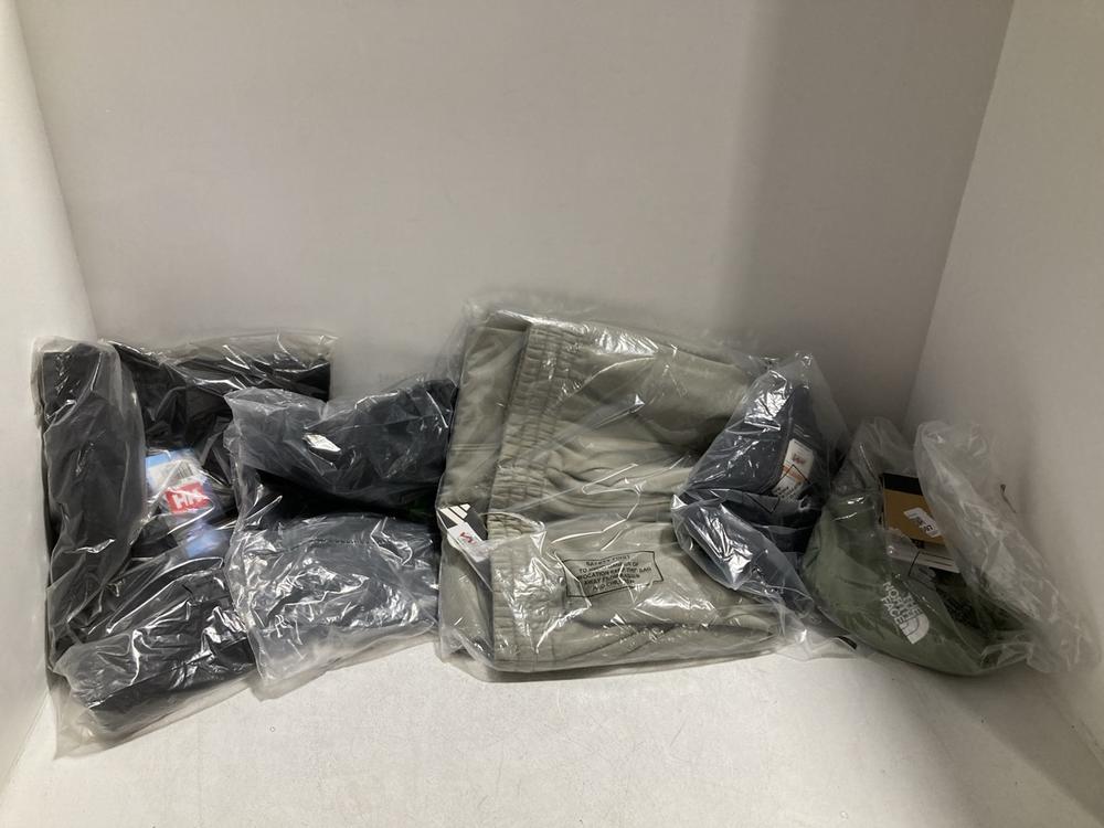 Lot 597  
            Chesterfield SR46 - Parcel Delivery Only 

                
QTY OF ASSORTED ADULTS BRANDED CLOTHING TO INCLUDE THE NORTH FACE S/S SHIRT IN KH...