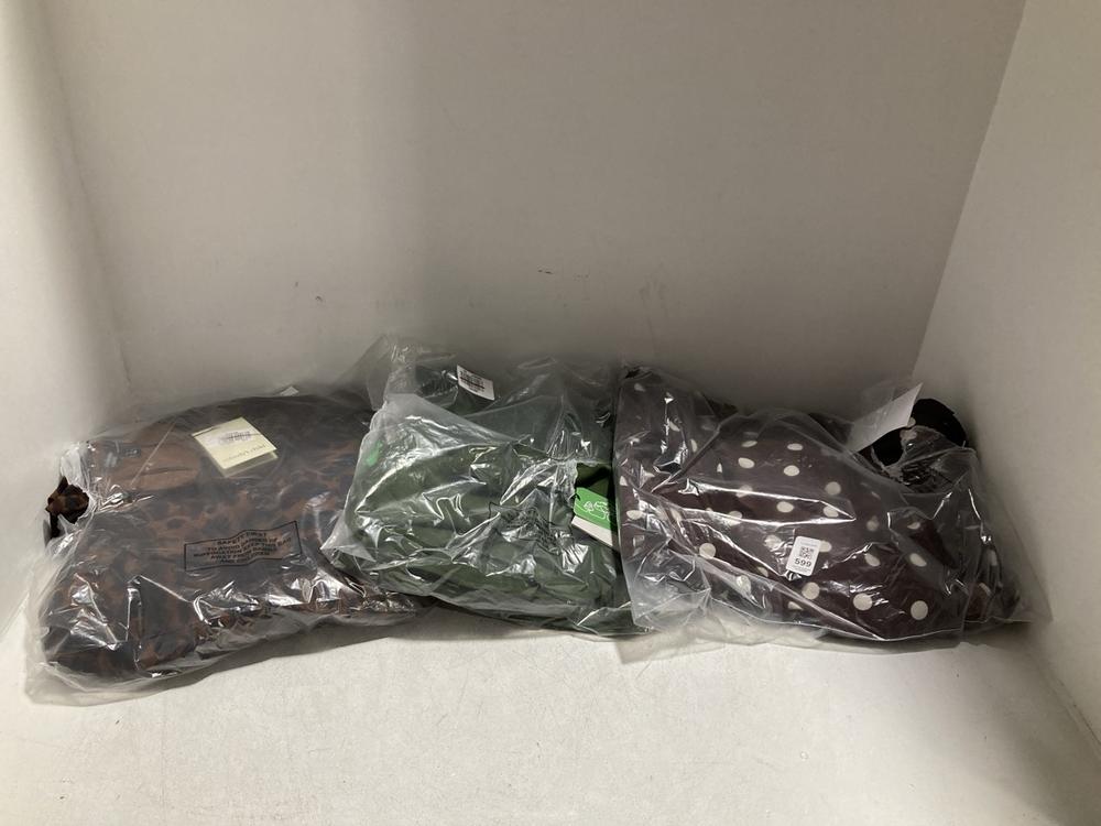 Lot 599  
            Chesterfield SR46 - Parcel Delivery Only 

                
3 X ASSORTED ADULTS CLOTHING TO INCLUDE GABI SPOT MINI DRESS IN BROWN - UK SIZE 1...