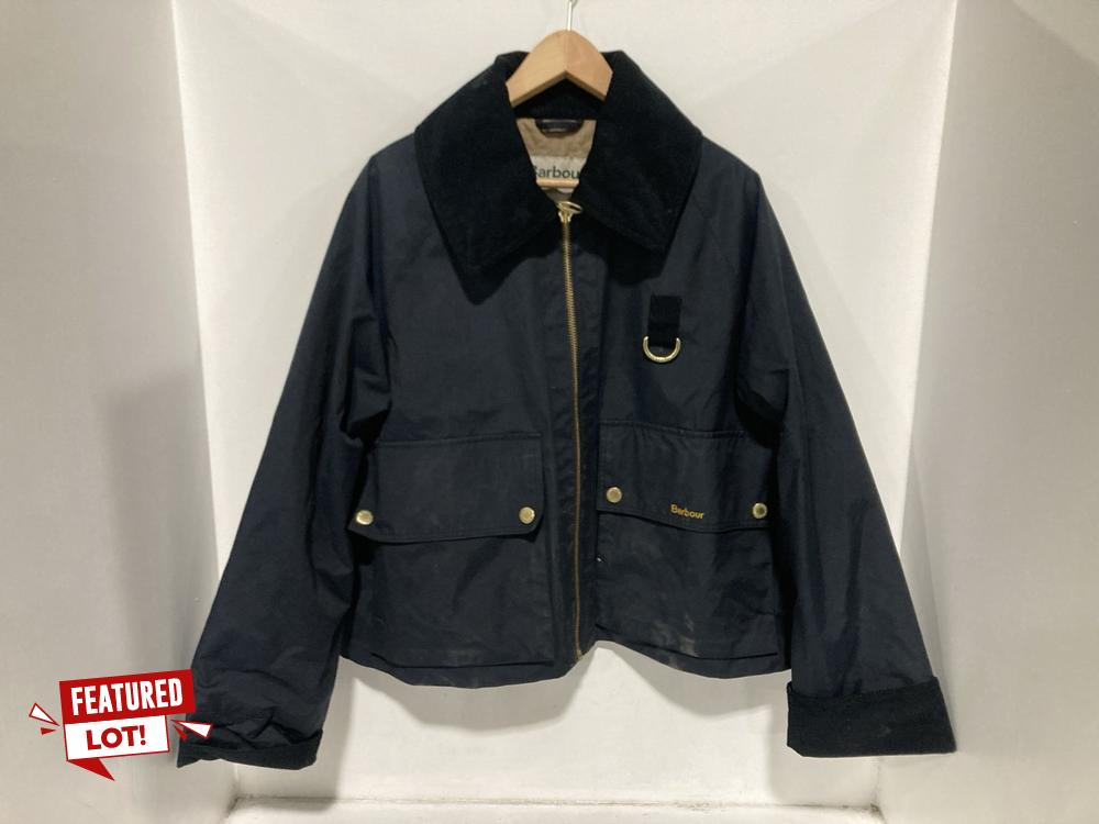 Lot 5  
            Chesterfield SR46 - Parcel Delivery Only 

                
BARBOUR WOMENS NORA CASUAL JACKET IN DARK NAVY - UK SIZE 16 - ORIGINAL RRP £199 (...