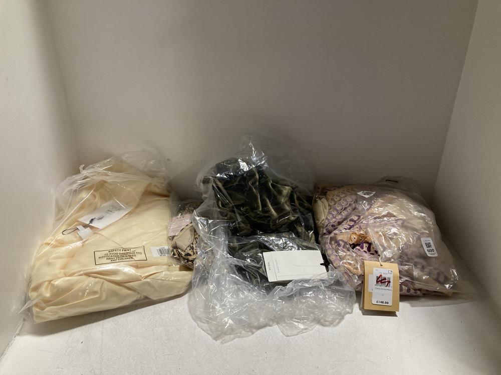 Lot 600  
            Chesterfield SR46 - Parcel Delivery Only 

                
4 X ASSORTED ADULTS CLOTHING TO INCLUDE CALVIN DRESS IN MULTICOLOUR - UK SIZE M (...