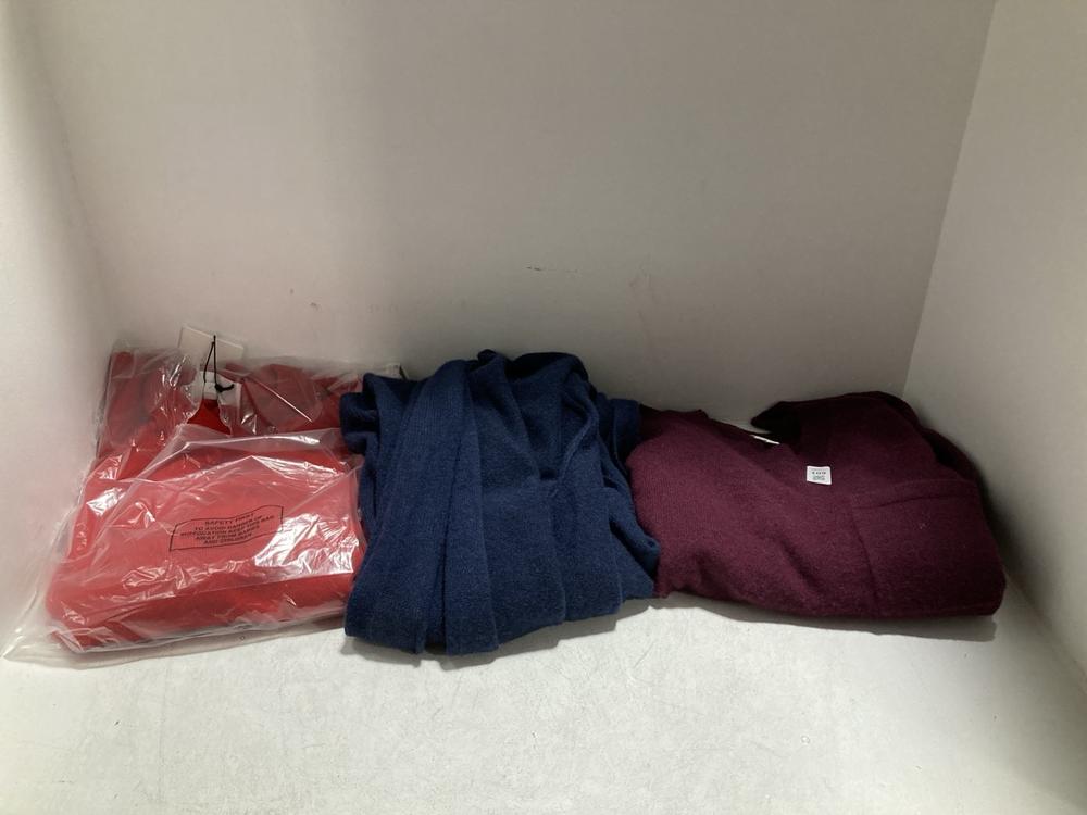 Lot 601  
            Chesterfield SR46 - Parcel Delivery Only 

                
3 X ASSORTED ADULTS CLOTHING TO INCLUDE CASHMERE CREWNECK IN RED - UK SIZE XL (LO...