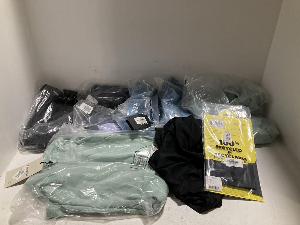 Lot 603  
            Chesterfield SR46 - Parcel Delivery Only 

                
8 X ASSORTED SPORT ITEMS TO INCLUDE RONHILL LARGE PHONE ARMBAND CARRIER (LOCATION...