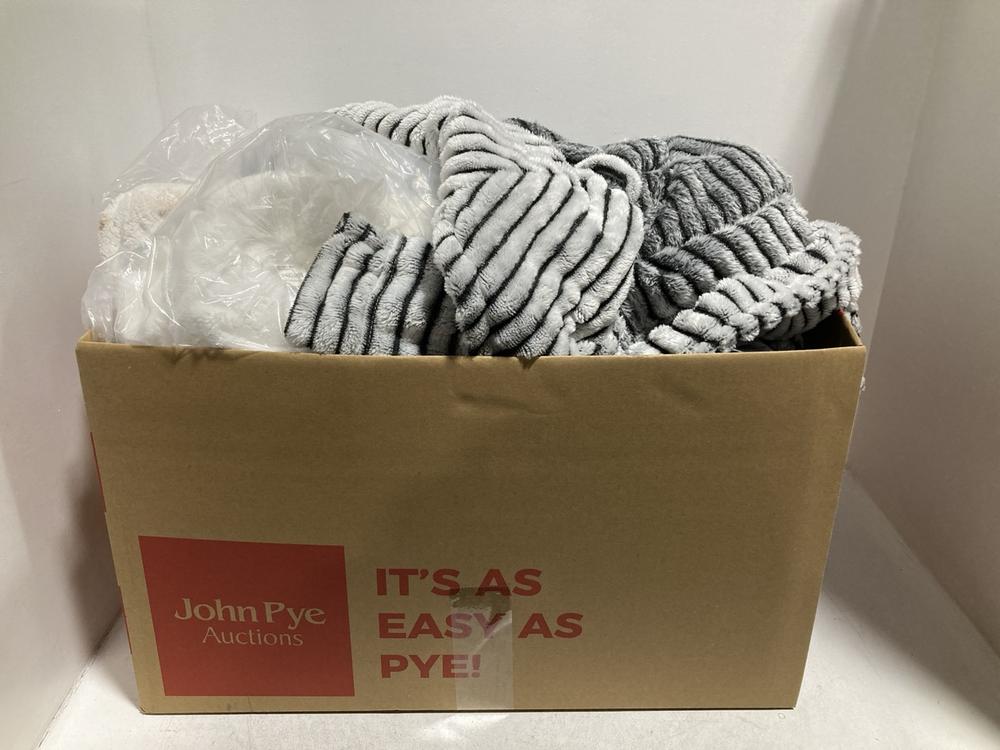 Lot 612  
            Chesterfield SR46 - Parcel Delivery Only 

                
QTY OF ASSORTED ADULTS ROBES TO INCLUDE RIBBED ROBE IN GREY - UK SIZE M (LOCATION...