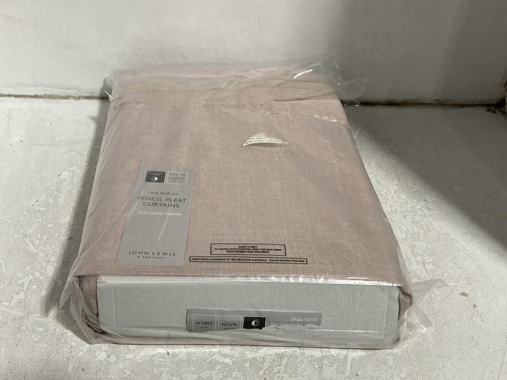 Lot 616  
            Chesterfield SR46 - Parcel Delivery Only 

                
PENCIL PLEAT TEXTURED WEAVE ROSE PINK CURTAIN ( 176 X 228CM ) (LOCATION: C3)