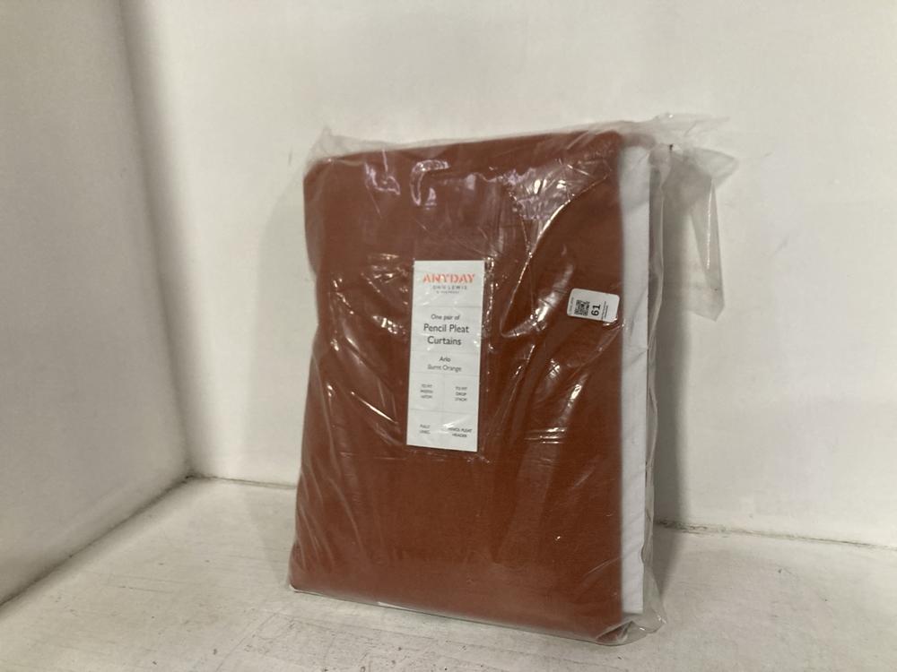 Lot 61  
            Chesterfield SR46 - Parcel Delivery Only 

                
PENCIL PLEAT ARLO CURTAINS IN BURNT ORANGE ( 167 X 274CM ) (LOCATION: A2)